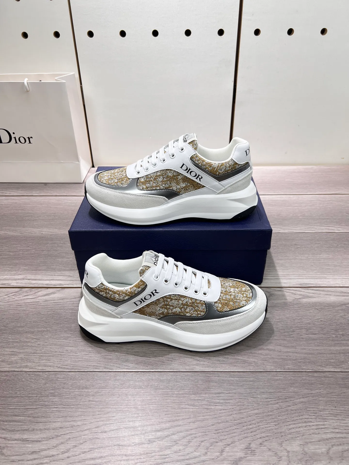 Factory price: 440💰Dior official website new style🎁🎁fashionable casual men's shoes👟, popular style💥simple and elegant version, exclusive for trendy men. Unique official website latest brand elements 👑original decoration, fashionable and generous, imported first-layer cowhide with original fabric✅breathable mesh lining, official website designated wear-resistant casual outsole, counter classic model taken in kind🎬Four colors available, code 38-44. Can be customized 45 non-returnable